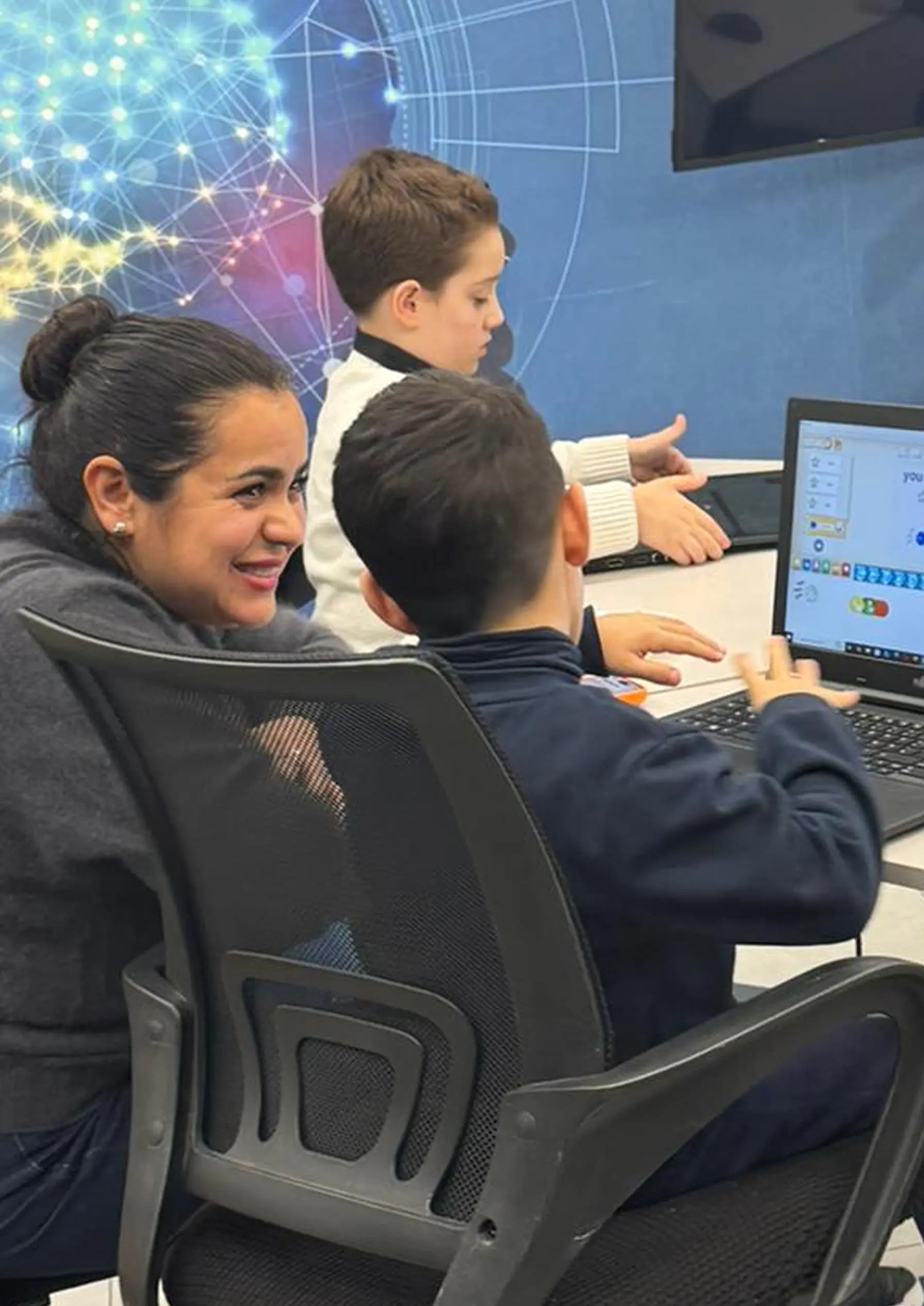 Kidoor: Teacher and child looking at the laptop