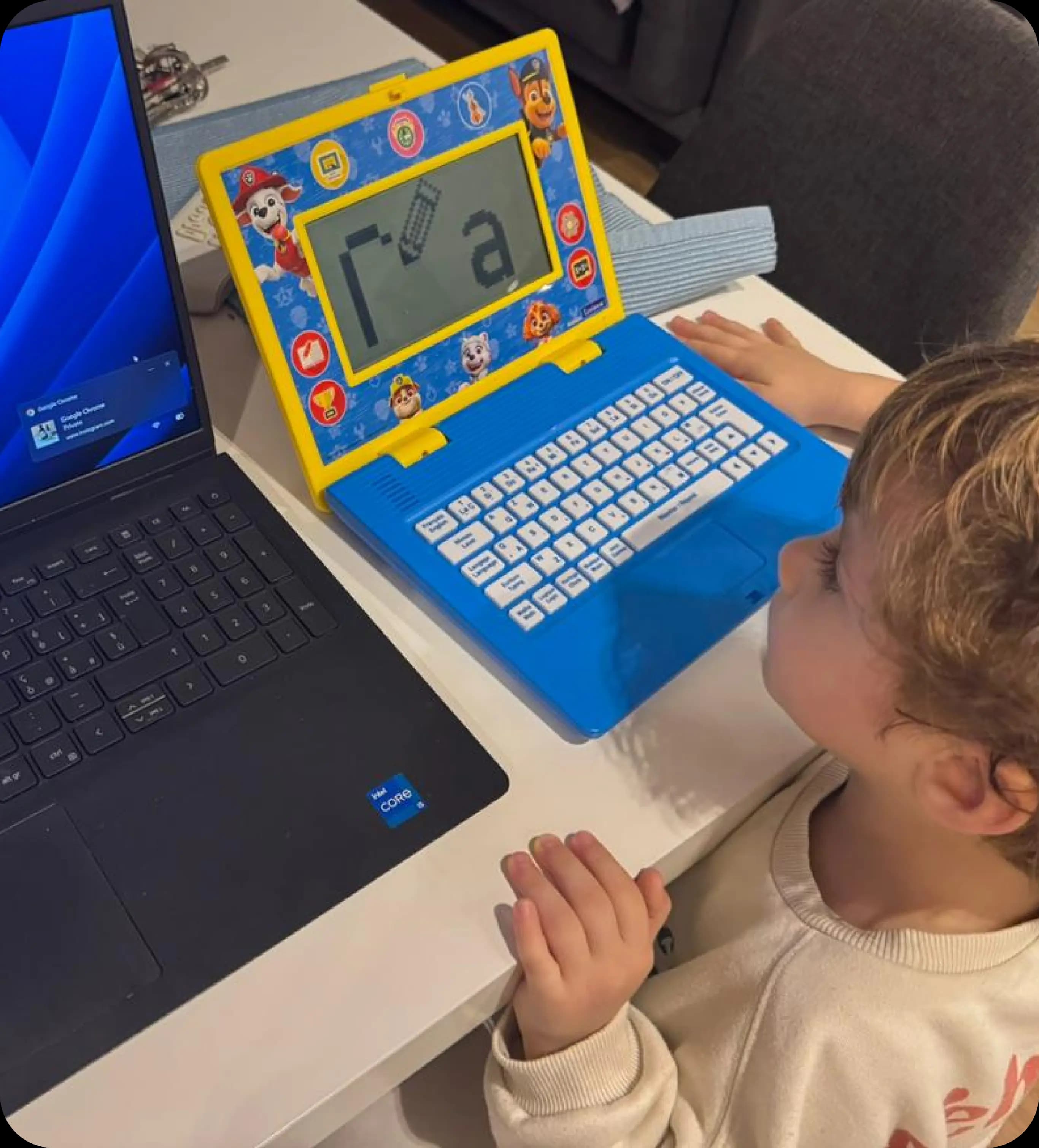 Kidoor: Little girl learning with laptop